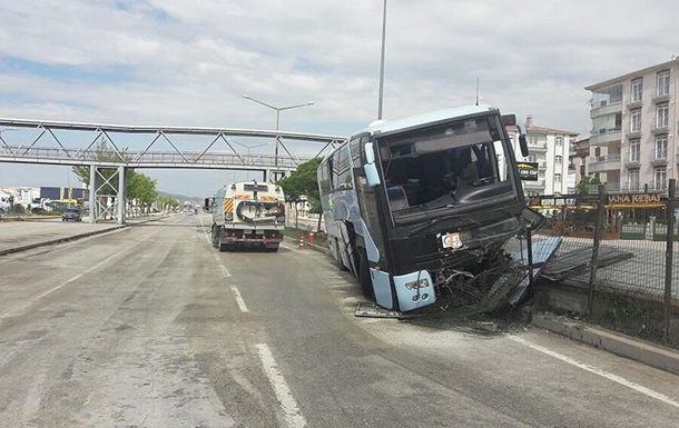 Автобус попал в аварию в городе Полатлы.