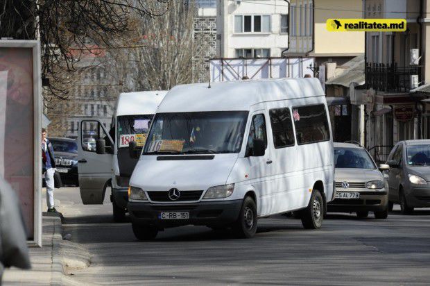 Un bărbat și-a pierdut viața după ce a fost lovit de un microbuz.