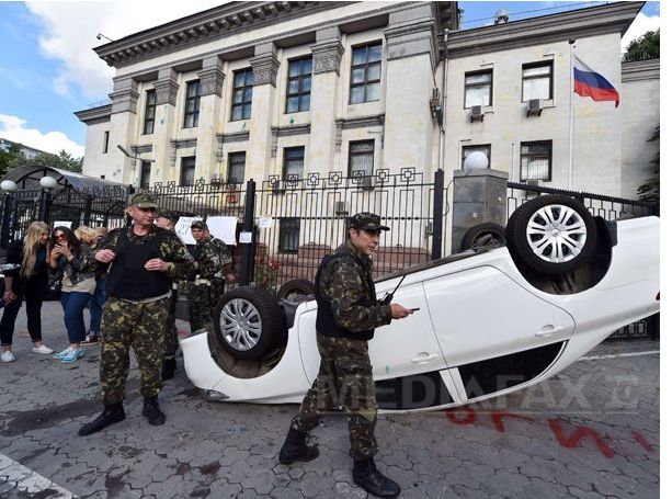 Un grup de activiști a protestat în fața Ambasadei Rusiei în Ucraina. Foto: mediafax.ro