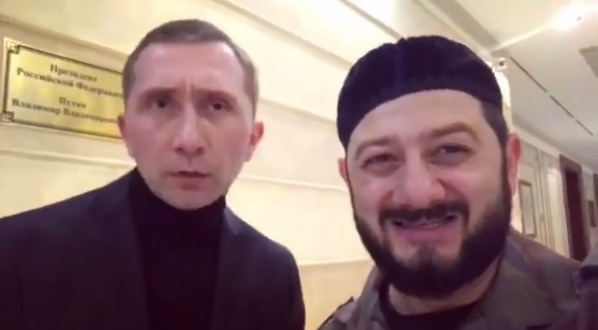 Комик Михаил Галустян и резидент Comedy Club Дмитрий Грачев сняли юмористическую сценку.