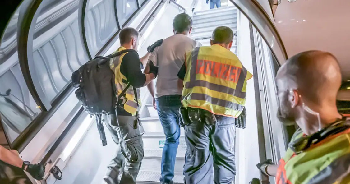 Germania extinde deportarea coordonată a turcilor în țara lor natală.