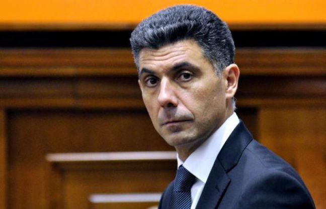 Ziariștii de la renumita publicație britanică mai scriu și despre ascensiunea lui Stephan Bride, care a devenit ministru al Economiei imediat după jaful de la cele trei bănci comerciale, dar și a companiei conduse de acesta.