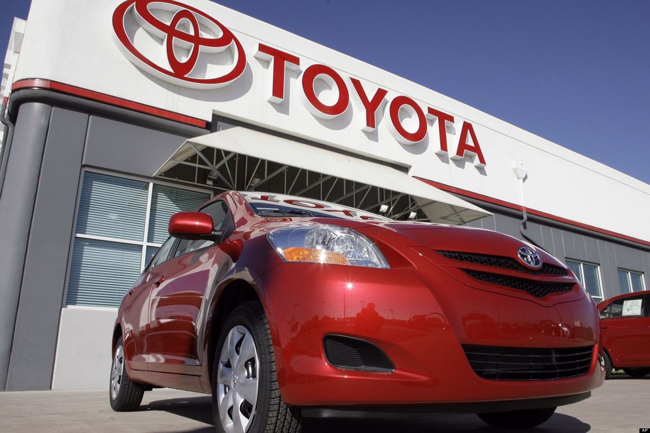 Toyota опустилась на второе место в рейтинге самых дорогих автокомпаний.