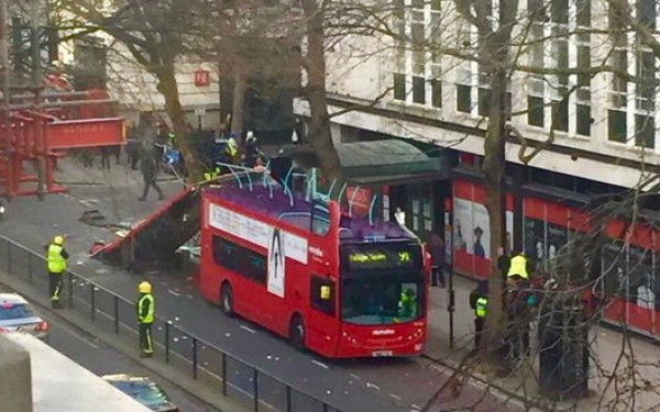 Mai mulţi morţi şi răniţi după ce un tramvai a deraiat miercuri dimineaţa în Londra. Foto: stirileprotv.ro