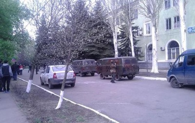 В Краматорске Донецкой области сторонники федерализации сегодня взяли под контроль здание городского управления СБУ. Фото: kramatorsk.info