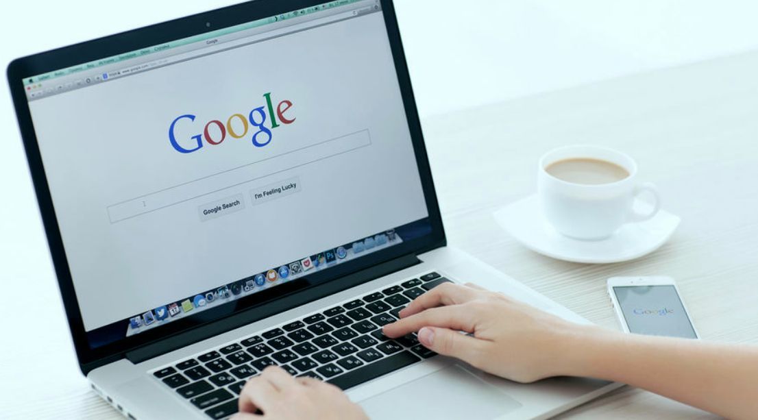 Google Translate по-разному перевел фразы про Путина и Байдена.
