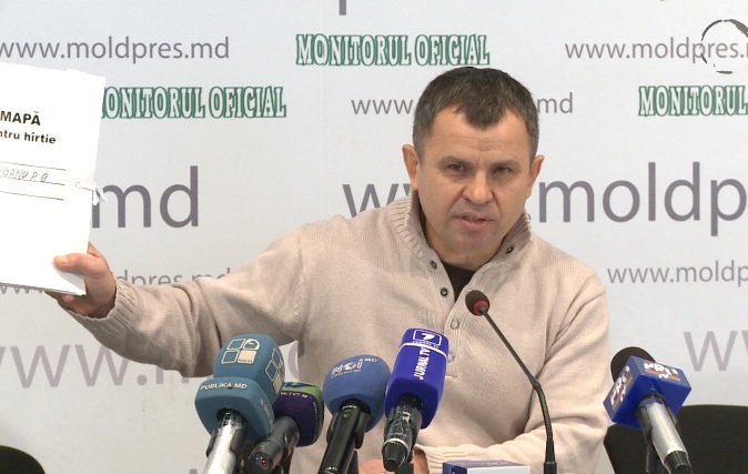 Санду принес папку, в которой, по его словам много компромата против Чобану.