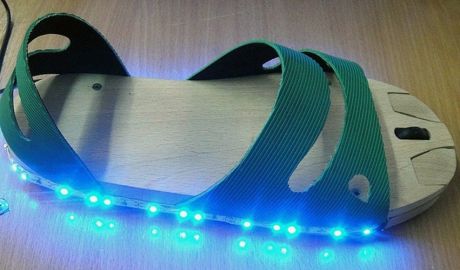 Un tânăr a inventat mouse-ul pe care îl poţi încălţa. Foto: playtech.ro