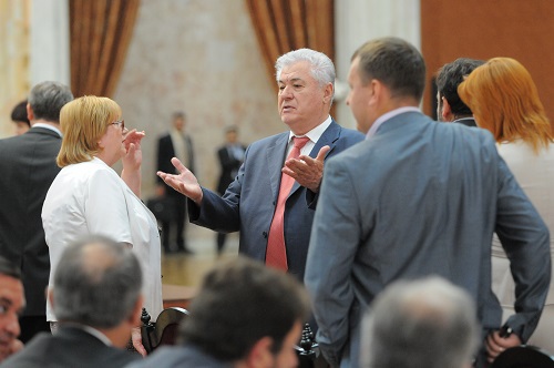 Фракция Партии коммунистов в парламенте покинула пленарное заседание в знак протеста.