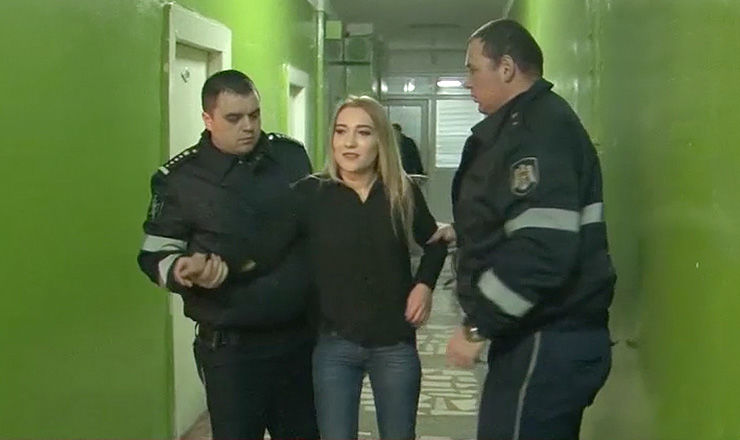 Девушку, вступившую в перепалку с полицейскими, задержали на 72 часа. 