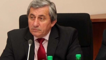 Трочин ходит на работу, уезжает в командировки за границу, где представляет Молдову.