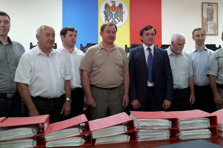 Согласно законодательству, члены инициативной группы должны были передать в ЦИК 200 тысяч подписей.