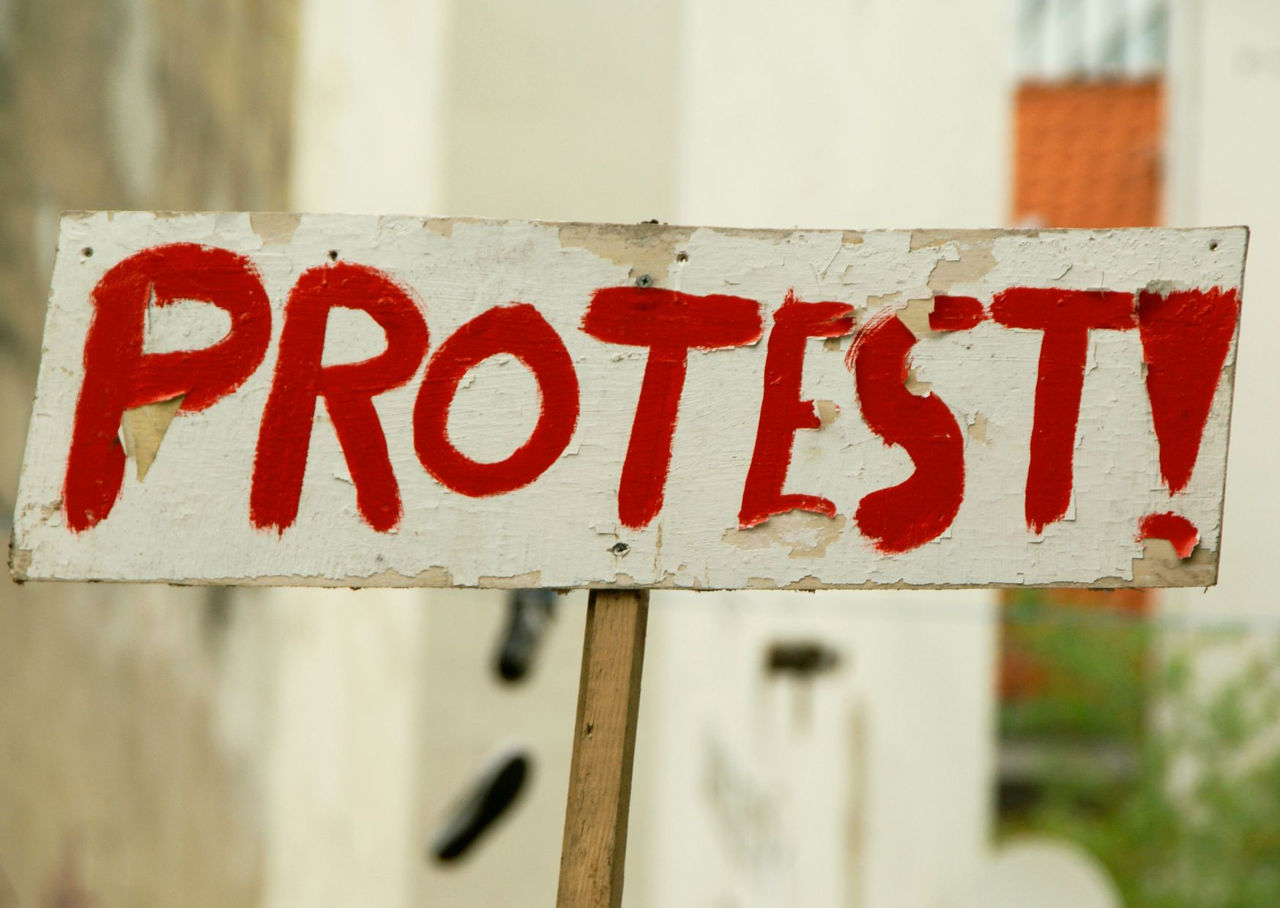 Педагоги грозят национальными протестами, если зарплаты не повысят с 1 сентября.
