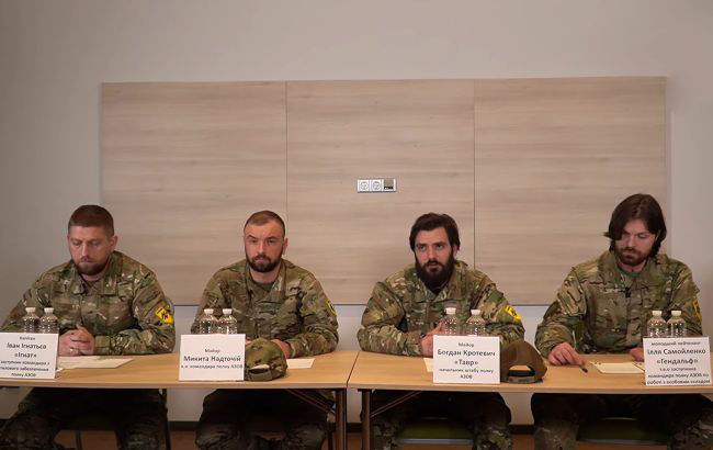 Командиры "Азова" рассказали, где их держали до освобождения из плена.