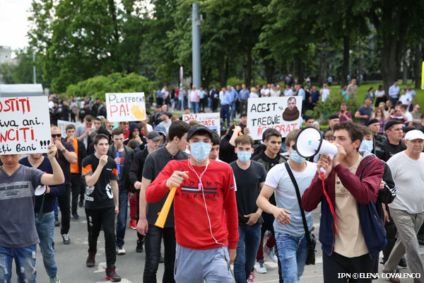 Участники протестов могут носить маски или покрывать лицо. 