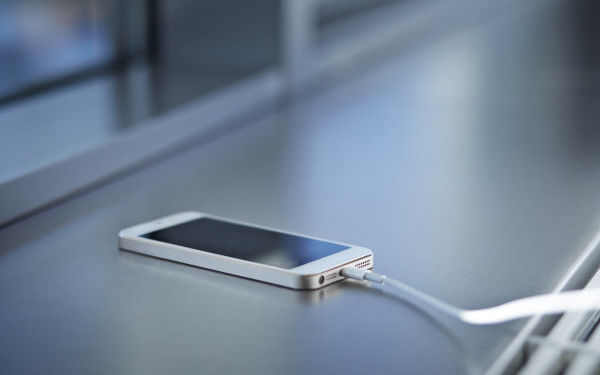 Ce trebuie să faci ca să nu-i distrugi bateria telefonului la încărcare. Foto: protv.ro