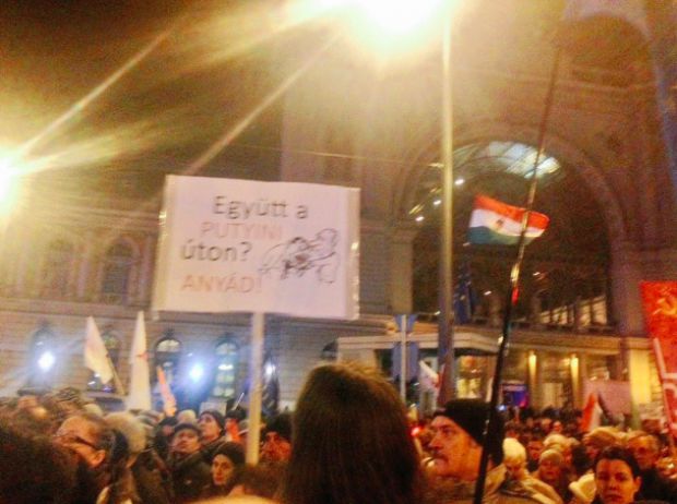 Circa patru mii de ungari s-au adunat în Budapesta, pentru a protesta împotriva vizitei preşedintelui rus Vladimir Putin. Foto: realitatea.md