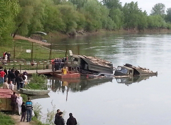 Под воду ушли два грузовика и легковой автомобиль.