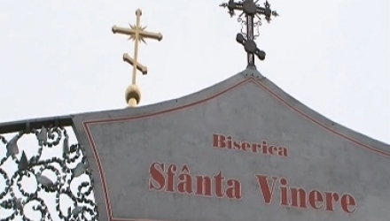 Potrivit parohului bisericii Sfânta Vinere, Mihail Panas, oamenii străzii se adăpostesc des în curtea lăcaşului, iar bătăile dintre ei nu sunt o raritate.