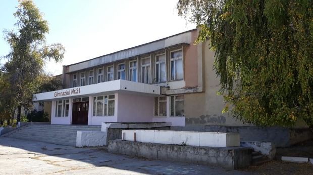 Активисты «Părinții solidari» нашли еще одну церковь на территории школы.