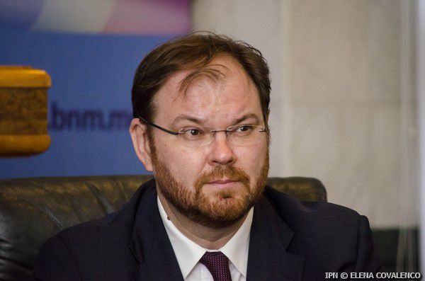 Сергей Чокля пояснил - центробанк пересмотрел прогноз из-за снижения цен на целый спектр товаров и услуг. Фото: ipn.md