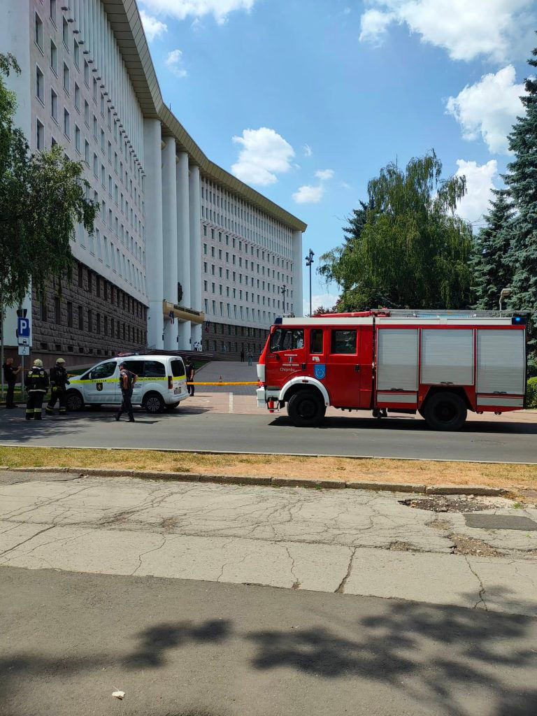 Поступило сообщение о минировании парламента, правительства и РКБ.