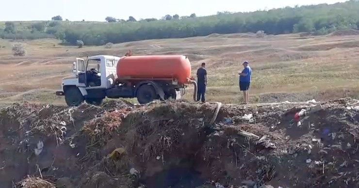 В Унгенском районе двое нарушителей сливали фекалии в неположенном месте.