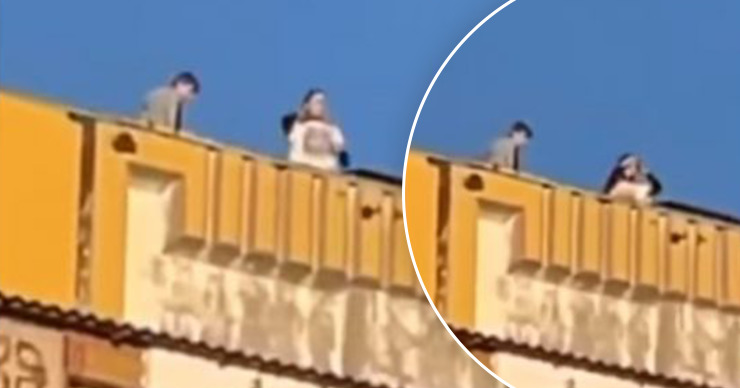 На крыше многоэтажки в Бельцах бегают дети.