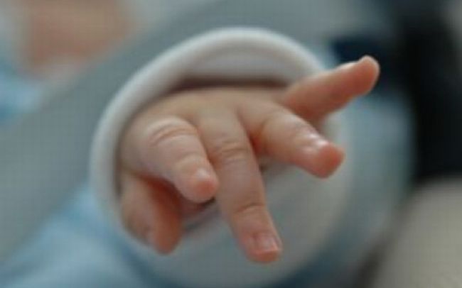 O mamă dintr-un oraş din regiunea Moscova îşi loveşte fiica de numai un an şi jumătate cu piciorul. Foto: newsbv.ro