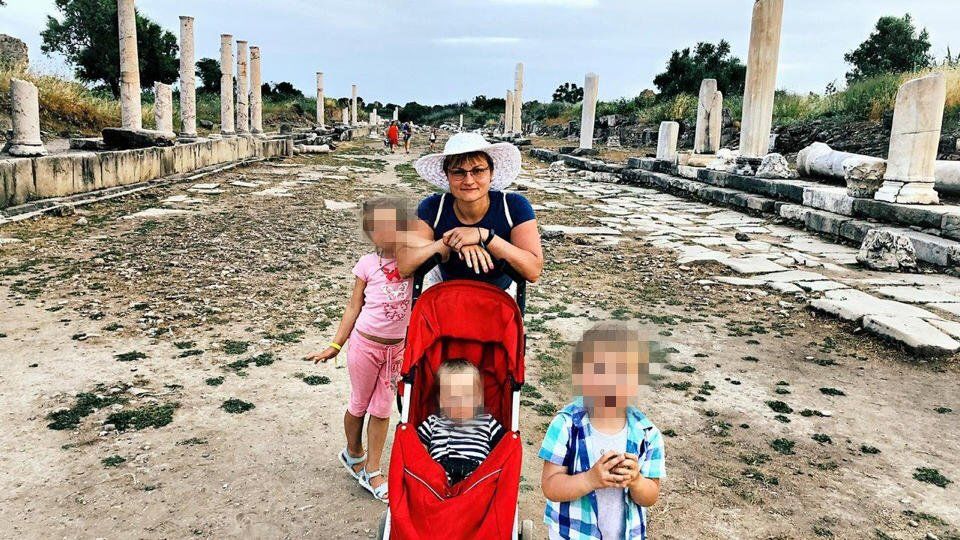 Семилетняя девочка два часа держалась за тело утонувшего брата, чтобы выжить.