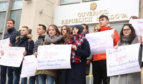 PAS Youth a depus o petiție cu peste 2000 de semnături pentru reducerea materiilor obligatorii. Foto: unpaspentru.md