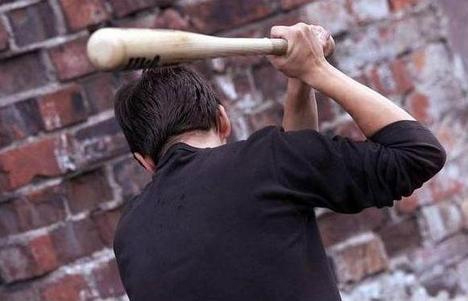 Interogat de poliţie, acesta a declarat că între ei s-ar fi iscat o ceartă spontană, după care el ar fi lovit victima cu bâta. Foto: simbol