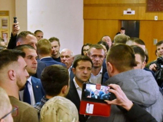 Зеленского в Тернополе пропустили через «коридор позора».