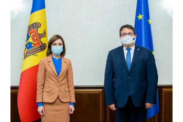 Президент Молдовы Майя Санду встретилась с главой делегации ЕС Петером Михалко.