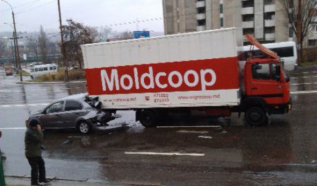 Un automobil şi un camion au intrat în coliziune acum o oră pe strada Ismail din capitală.