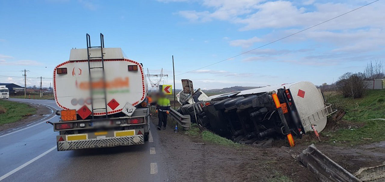 В Румынии перевернулись автоцистерна с дизтопливом и цистерна с водой.
