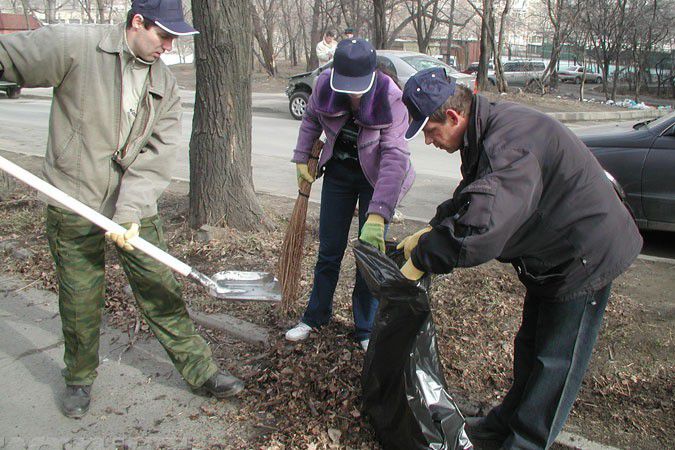 Работники предприятия «Зеленое хозяйство» сами делают себе веники из веток деревьев.