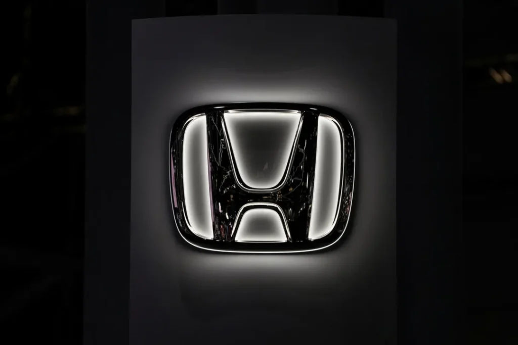 Honda сокращает 2000 человек и планирует выпускать меньше авто.