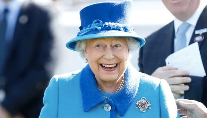 Королева Елизавета II отказалась от премии "Старушка года": Слишком молода.