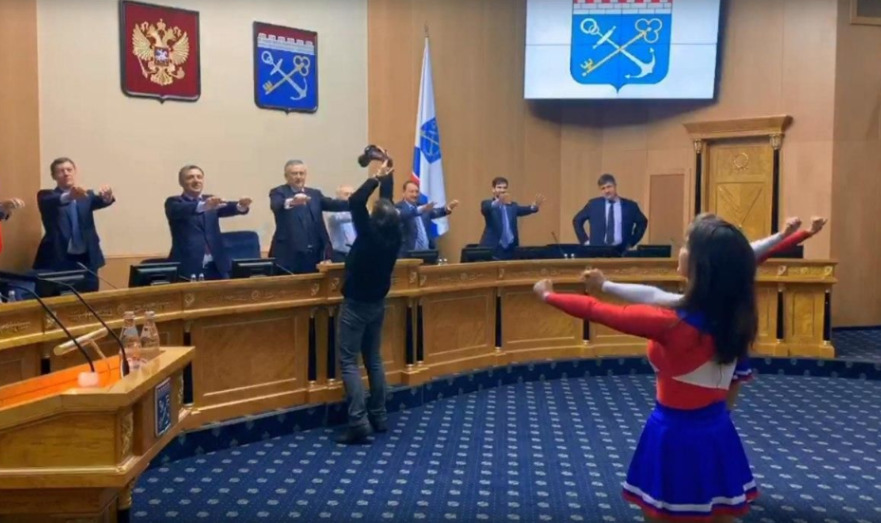 В России чирлидерши провели зарядку для  депутатов.