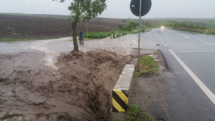Oraşe din România, paralizate din cauza ploilor torenţiale din ultimele zile. 