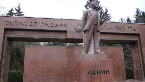  Монумент вождя мирового пролетариата облили желтой краской.