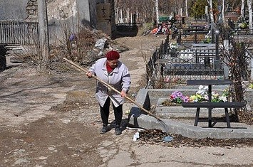 Уборка городских кладбищ ведется уже практически месяц. Фото: z-city.com.ua