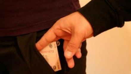 Când ofițerii biroului județean Anticorupție Vaslui, au venit la fața locului, bărbatul a recunoscut că a încercat să ofere mită.