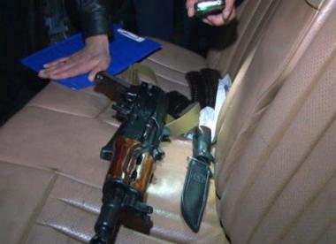 În urma suspiciunii de crimă, echipajele de poliție au început urmărirea automobilului de marcă Mercedes, în care se aflau cetățenii înarmați. 