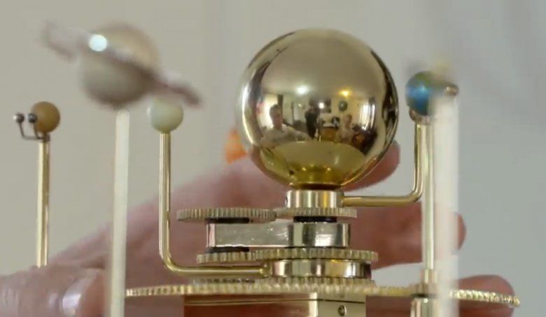 Un bărbat și-a făcut un mic planetariu acasă și citește în stele