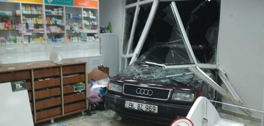 Accident ca în filme la Bălți. Un şofer a intrat cu maşina în farmacie. Foto: today.md