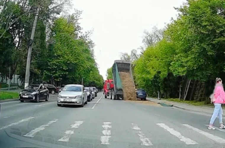 Водитель грузовика случайно разгрузил кузов на улице.