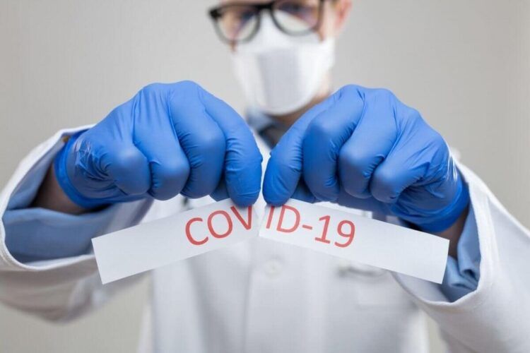 В ВОЗ призвали страны проявлять крайнюю осторожность при снятии COVID-ограничений.