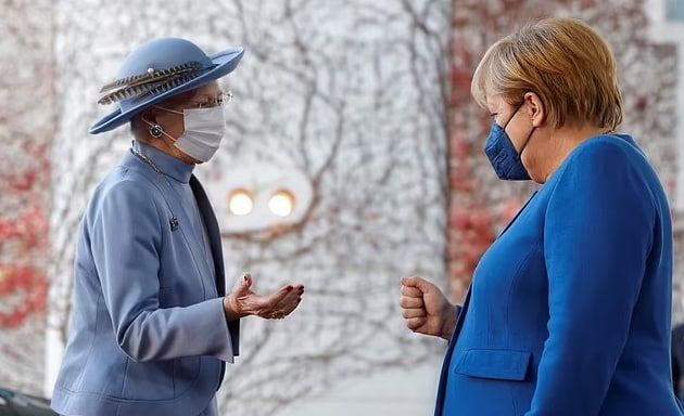 Королева Дании на опубликованных кадрах кажется удивленной таким жестом Меркель.